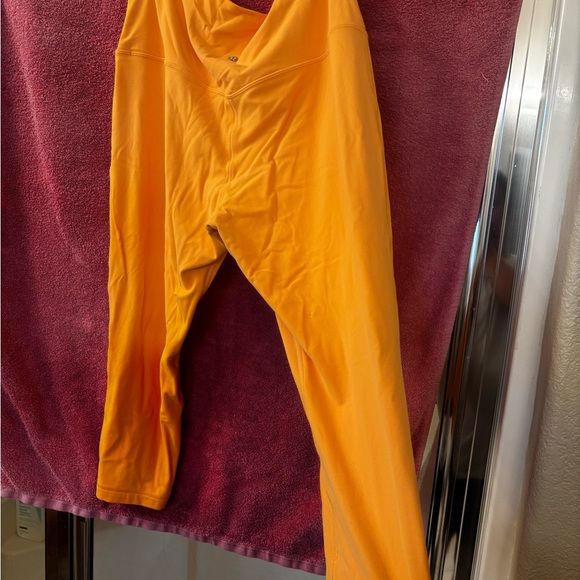Women's Yellow Cropped Leggings Size 14 Lululemon Align Crop 21” Mango Dream - Picture 4 of 5